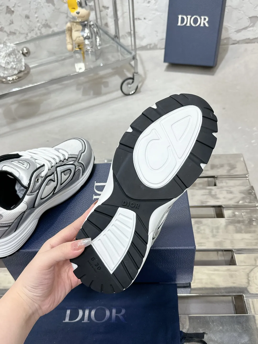 Men's men's shoes 💰600❤️❤️❤️High version Dior Dior's latest color matching B30 series reflective dad sneakers original 17380💰 purchased for development and production Brand new B30 sneakers Dad Shoes style shoes that follow the trend of the retro market The Dior logo on the tongue also indicates that this pair of shoes is the B30 model! B30 uses fine-textured leather and mesh cloth materials to form a shoe body. There are conspicuous letters CD on both sides of the shoe body to indicate identity. Many lines on the shoe body outline details to make the shoes look less monotonous and full of retro flavor. The delivery counter is exquisitely packaged🛍📦 ▪️Fabric: Original customized technical fabric + mesh ▪️Inner lining: Customized breathable lining ▪️Outsole: Original molded IP foam + TPU outsole ▪️Sole thickness: 3.5CM ▪️Size: Women’s size 35-40 / Men’s size 39-46